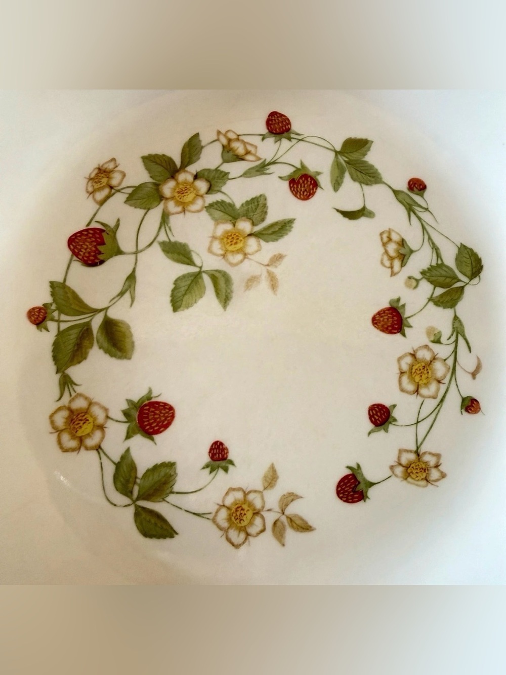 Vintage Corelle Corning Strawberry Sundae Dinner Plates 10.25” Set Of 4 - Picture 4 of 5